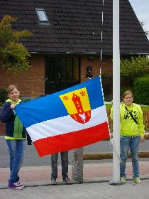 Hissen der Flagge von Schönkirchen zu der Gemeinde Flüggendorf gehört.