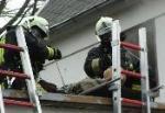 Da der Weg über das Treppenhaus nicht mehr möglich war, musste die gefundene Person über das Dach gerettet werden.