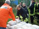 Stapeln von Sandsäcken mit Unterstützung der Wasserwehr aus Graal-Müritz.