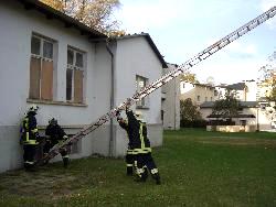 Der zweite Rettungsweg über die Steckleiter wird aufgebaut.