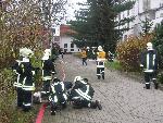 Wasser am Verteiler. Das 1.Rohr ist schon im Einsatz. Der Wassertrupp erhält gleich seinen Einsatzbefehl.