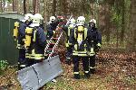 Eine verletzte Person ist aus dem Gefahrenbereich zu retten.