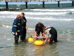 Solche Technik kommt beim Absaugen de Öllache zum Einsatz.